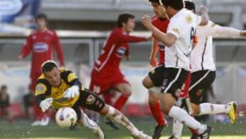 Viera y Barroso neutralizando al delantero colocolino, Javier Cámpora, en el año 2010.