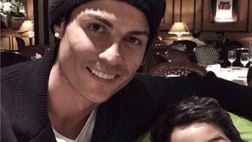 Cristiano y su hijo levantando el pulgar