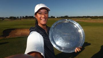 Celine Boutier posa con su trofeo de ganadora en Australia.