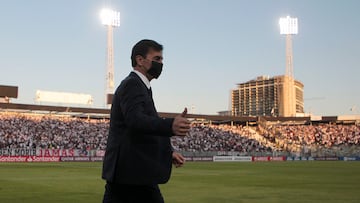 Futbol, Colo Colo vs Alianza Lima.
Copa Libertadores 2022.
El entrenador de Colo Colo Gustavo Quinteros, dirige a sus jugadores durante el partido por el grupo F de la Copa Libertadores realizado en el estadio Monumental, Santiago, Chile.
13/04/2022
Dragomir Yankovic/Photosport

Football, Colo Colo vs Alianza Lima.
2022 Copa Libertadores Championship.
Colo ColoÕs head coach Gustavo Quinteros gives instructions to his players during the match of group F of the Copa Libertadores championship held at the Monumental stadium in Santiago, Chile.
04/13/2022
Dragomir Yankovic/Photosport