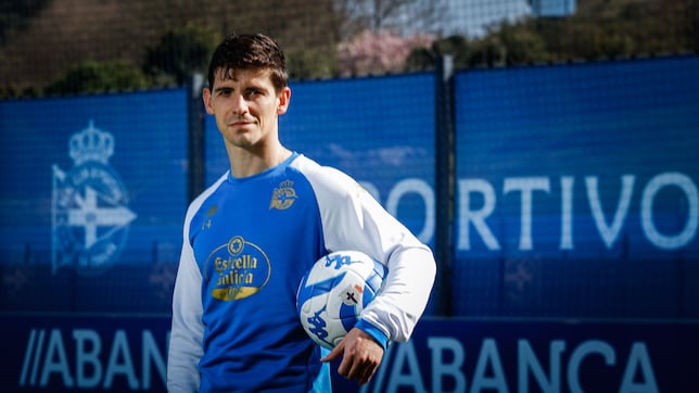 Riki: “Creo en los círculos en el fútbol y en la vida. Debuté en Riazor y ascendí en Riazor; me espera algo bonito aquí”