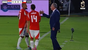 Vidal y Alfaro se encontraron en medio de un lateral y esto pasó