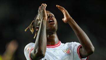 BARCELONA, 22/10/2023.- El delantero del Athletic Nico Williams se lamenta tras una acción durante el partido de LaLiga entre el Barcelona y el Athletic de Bilbao, este domingo en el Estadi Olimpic Lluis Companys de Barcelona. EFE/ Alejandro Garcia