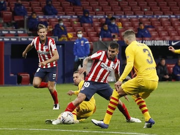 Correa, ante el Barcelona en la primera vuelta.