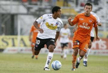 Macnelly Torres jugó en Colo Colo y enfrentó a varias figuras de la Roja. En la imagen, ante Cobreloa el 2008, enfrentando a Charles Aránguiz.