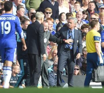 Wenger y Mourinho se enzarzaron en la banda cuando el galo se dirigió a Mourinho tras una feísima entrada de Cahill a Alexis.