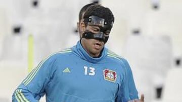 <b>INCÓGNITA. </b>Ballack se ejercitó con una máscara ayer en Mestalla.