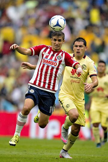 El apodado "Conejo" nació en San José, California, Estados Unidos. Tiene ya varios enfrentamientos frente al América y goles a favor también. En su momento fue tentado por la Selección de USA, pero se declinó por México.