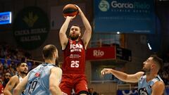 El alero checo del Ucam Murcia David Jelinek (c) lanza a canasta ante varios jugadores del Río Breogán, durante el partido de la jornada 14 de Liga ACB disputado este domingo en el Pazo Provincial dos Deportes de Lugo.