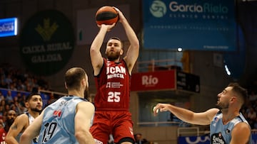 El alero checo del Ucam Murcia David Jelinek (c) lanza a canasta ante varios jugadores del Río Breogán, durante el partido de la jornada 14 de Liga ACB disputado este domingo en el Pazo Provincial dos Deportes de Lugo.