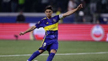 Guillermo Fernández scores from the spot in the Copa Libertadores match between Palmeiras and Boca Juniors.