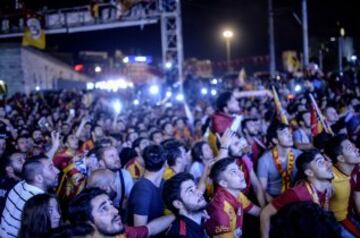 Fanáticos del equipo Galatasaray celebran, la Superliga de Campeones de Turquía, en Estambul (Turquía). El Galatasaray logró su vigésimo título de campeón de la Liga turca, tras el empate (2-2) cosechado hoy por el Fenerbahce, segundo clasificado, en su visita al campo del Istanbul Basaksehir. 