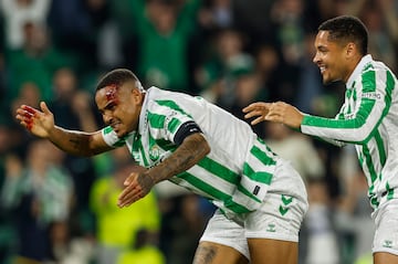 A pesar de la herida de su cabeza al chocar con Zec el defensa del Betis Natan celebra su gol ante el Celje, durante el partido de la tercera jornada de la Liga Conferencia.