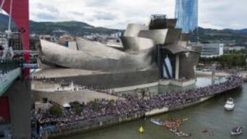 GRAN POSTAL. Esta era la imagen de los clavadistas, con el Guggenheim y un enjambre de barcos.