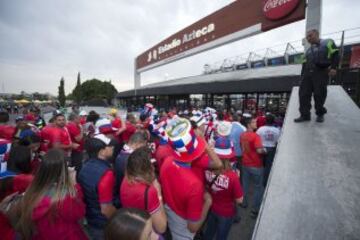 Varios aficionados de Costa Rica se dieron cita al Coloso de Santa Úrsula para presenciar el duelo eliminatorio entre el tricolor y los ticos.