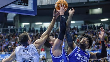 Mario Hezonja y Chuma Okeke atrapan un rebote.