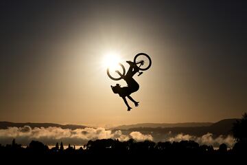 El Skyline Gravity Park de Rotorua (Nueva Zelanda) acoge la final del Maxxis Slopestyle, competici¨®n en memoria
del fallecido h¨¦roe del freeride MTB, Kelly McGarry, que supone el pistoletazo de salida del Campeonato Mundial de
slopestyle crankworx. Sobre estas l¨ªneas, el franc¨¦s Tim Bringer realiza un espectacular 360? en un bonito contraluz.