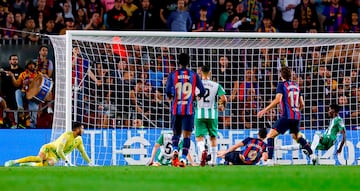 4-0. Ansu Fati pone un centro en el área pequeña, se lanzan Robert Lewandowski y Guido Rodríguez y el centrocampista bético introduce el balón en su propia portería.