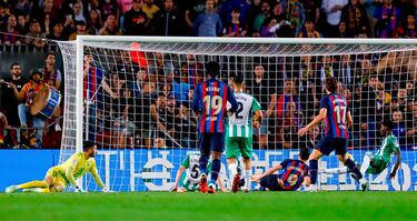 4-0. Ansu Fati pone un centro en el área pequeña, se lanzan Robert Lewandowski y Guido Rodríguez y el centrocampista bético introduce el balón en su propia portería.