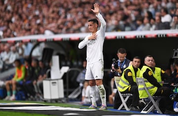 Tremenda ovación de la afición a Lucas Vázquez en su cambio en el último partido en el Bernabéu.