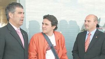 <b>REUNIÓN. </b>Contreras (derecha) pidió a los jugadores un compromiso en las seis jornadas que restan.