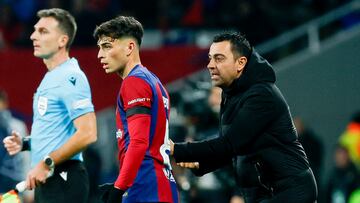 Xavi, con Pedri en un partido esta temporada.