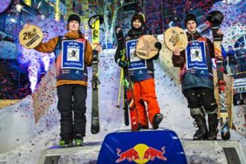 De izquierda a derecha, Andri Ragettli (SUI), Jesper Tjader (SUE) y Lukas Mullauer (AUT) completaron el pódium del Red Bull Playstreets 2017.