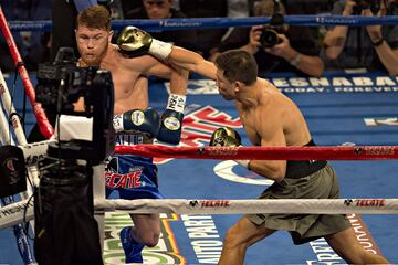 Te presentamos las mejores imágenes de la esperada pelea entre el mexicano y el kazajo celebrada esta noche en Las Vegas, Nevada.