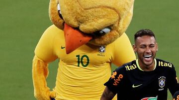 Neymar y el Canarinho, mascota de la selecci&oacute;n brasile&ntilde;a de f&uacute;tbol.