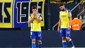 Los jugadores del Cádiz, decepcionados.