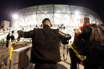 La policía se emplea a fondo en los registros y controles de seguridad fuera del estadio "Allianz Riviera" en Niza, antes del partido Niza - Lyon