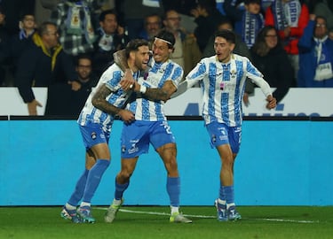 1-2. Nahuel Arroyo celebra el tanto con sus compañeros.