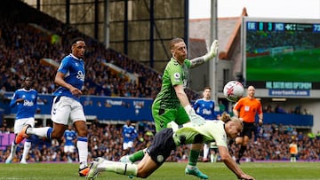 Soccer Football - Premier League - Everton v Manchester City - Goodison Park, Liverpool, Britain - May 14, 2023 Everton's Jordan Pickford in action with Manchester City's Erling Braut Haaland Action Images via Reuters/Jason Cairnduff EDITORIAL USE ONLY. No use with unauthorized audio, video, data, fixture lists, club/league logos or 'live' services. Online in-match use limited to 75 images, no video emulation. No use in betting, games or single club /league/player publications.  Please contact your account representative for further details.