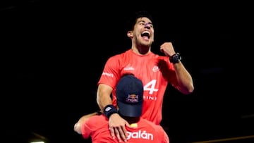 Galán levanta a Chingotto, eufórico.