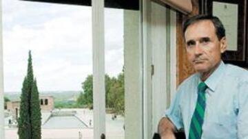 <b>APOYO FEDERATIVO. </b>Tito Moreno, en la sede de la Federación Española, con elTemplo de Debod al fondo.