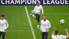 Mbappe, baza de los parisinos en Estambul, entrenando en el escenario del partido: el Turk Telekom.