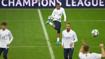 Mbappe, baza de los parisinos en Estambul, entrenando en el escenario del partido: el Turk Telekom.