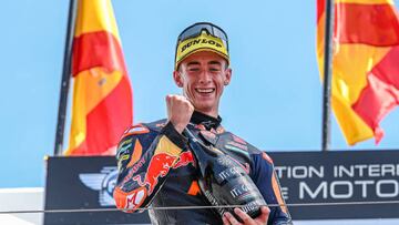 Pedro Acosta en el podio de Portimao.