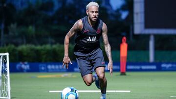 Neymar entrenando con el Paris Saint-Germain.