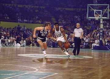 El top 10 de la lista lo completa el jugador nacido en San Luis (Misuri) Jo Jo White. Disputó doce temporadas en la NBA casi todas ellas (10) defendiendo a los Celtics. En 1973/47 y 1975/76 se convirtió en campeón NBA. En 1976 fue designado jugador más valioso de las finales NBA.