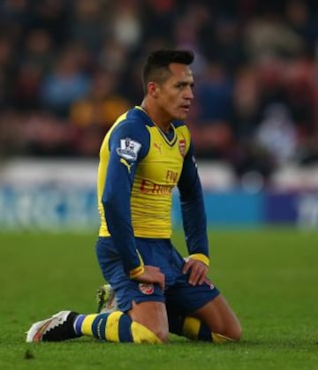 Alexis S&aacute;nchez jug&oacute; todo el partido y pese a algunas buenas jugadas, no pudo ayudar al Arsenal que pag&oacute; caro el p&eacute;simo primer tiempo.