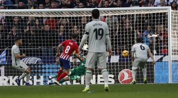 El jugador del Atlético de Madrid, Kalinic, dispara a portería y el portero del Getafe, Soria, no consigue atrapar el balón que finalmente cae a los pies de Saúl para que marque el 2-0.  