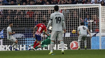 El jugador del Atlético de Madrid, Kalinic, dispara a portería y el portero del Getafe, Soria, no consigue atrapar el balón que finalmente cae a los pies de Saúl para que marque el 2-0.  