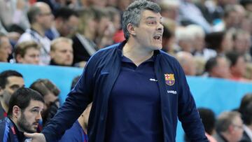 Pasqui da órdenes a su equipo.