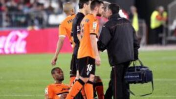 El centrocampista mal&iacute; del Valencia, Seydou Keita, lesionado ante el Almer&iacute;a.