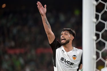 El defensa paraguayo jugó con el Valencia la temporada 2021-22. Llegó al Getafe la temporada 2022-23 donde sigue en la actualidad. 