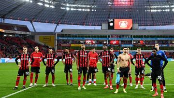 Los jugadores del Bayer Leverkusen piden perdón tras la última derrota.