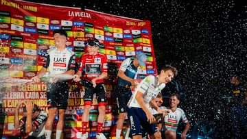 João Almeida, Jonas Vingegaard, Tom Pidcock y Mattew Riccitello celebran en el podio improvisado de la Vuelta a España