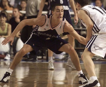 Uno de los bases que ha dejado más huellas en la ACB en este siglo XXI: hasta la edición de Málaga de este año, era el mayor asistente en la historia de la Copa. En 1999, el argentino llegó a Fuenlabrada procedente del Obras Sanitarias de Buenos Aires y en la ciudad madrileña se dio a conocer. Antes del Baskonia, donde jugó en tres etapas (2003-09, 2011-12 y seis partidos en 2016), estuvo en el Lucentum Alicante, pero sus mejores años los pasó en Vitoria. Allí ganó la Liga de 2008, tres Copas (2004, 2006 y 2009) y cuatro Supercopas (todas las disputadas entre 2005 y 2008). El base de la generación de oro del baloncesto argentino —oro en Atenas 2004— se convirtió en 2012 en el rookie más mayor en la historia de la NBA: debutó en los Knicks con 35 años. En 2017 dirigió al Baskonia al inicio de la temporada, pero presentó su dimisión por los malos resultados. 
