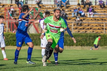 “Le prometí a mi hijo que jugaría”: el duro camino del arquero goleador de Segunda
